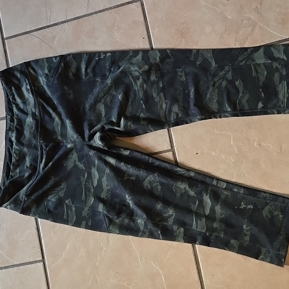 Camo Print Capri Leggings. 2 Sidw Pockets. Size L
